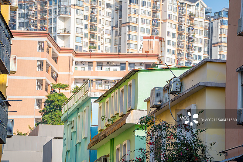 深圳大芬油画村城市建筑的低角度视角图片素材