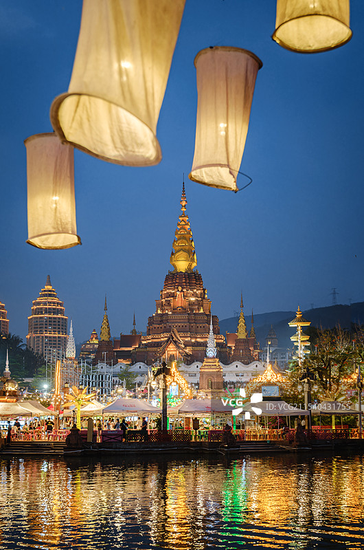 云南西双版纳告庄西双景星光夜市大金塔寺夜景图片素材