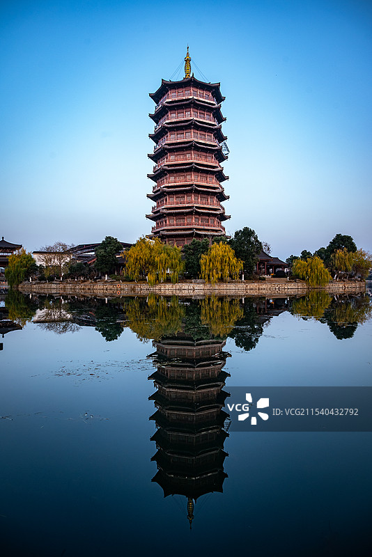 宝塔水中倒影图片素材