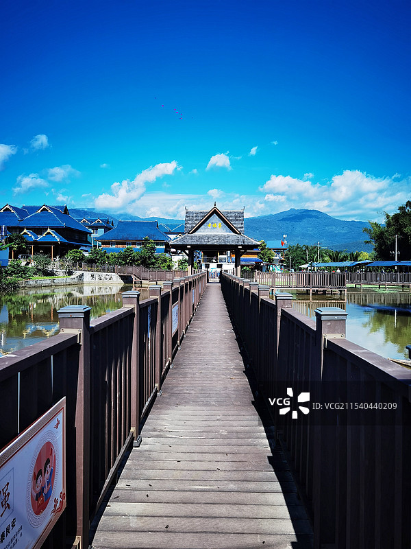 中缅边境极边第一村龙利村的感恩桥图片素材