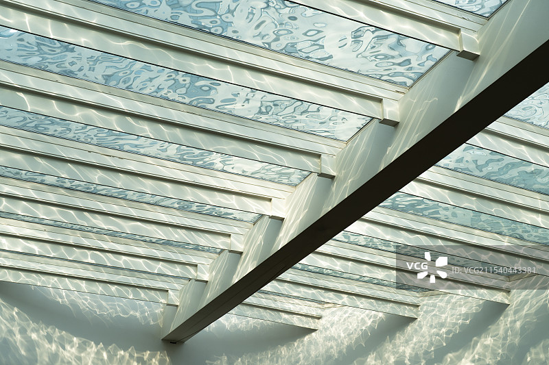 波光粼粼水池图片素材