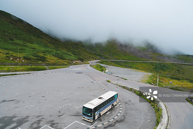 日本富山县立山黑部阿尔卑斯山脉路线室堂云雾中的巴士停车场图片素材