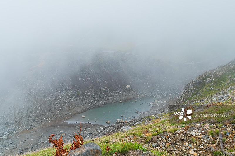 日本富山县立山黑部阿尔卑斯山脉路线室堂云雾中的高原山脉与火山湖图片素材