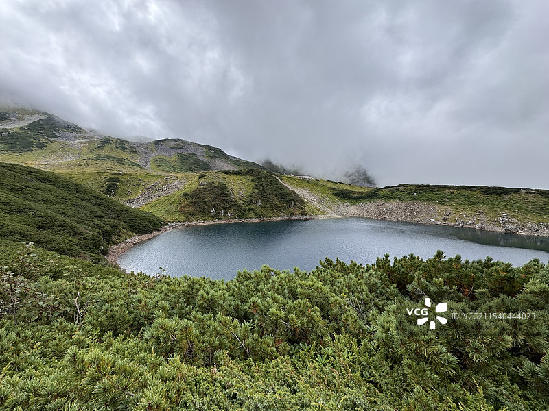 日本富山县立山黑部阿尔卑斯山脉路线室堂云雾中的高原山脉与火山湖图片素材