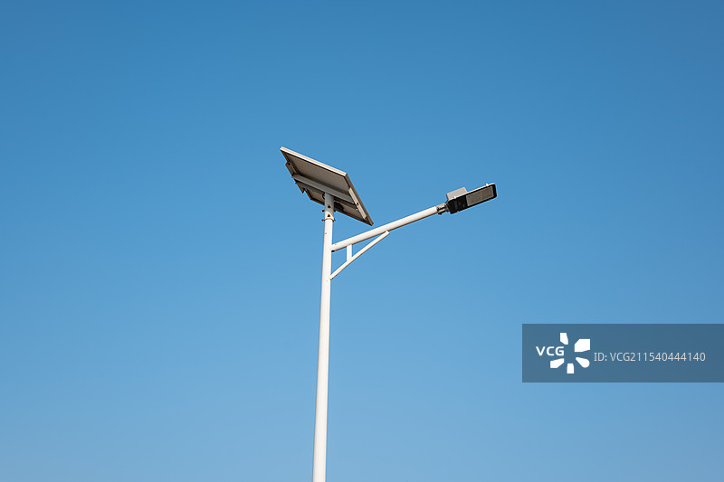晴朗蓝天下的LED太阳能灯图片素材