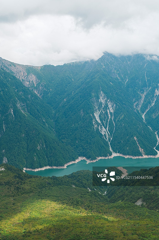 日本富山县立山黑部阿尔卑斯山脉路线云雾中的大观峰黑部湖图片素材