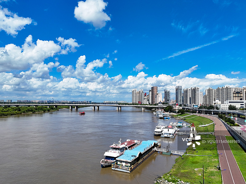 冰城外滩·盛夏绿意·哈尔滨外滩夏日航拍全景图片素材