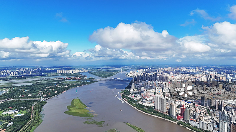 鸟瞰冰城·一江居中两岸繁荣·松花江高空航拍全景图片素材