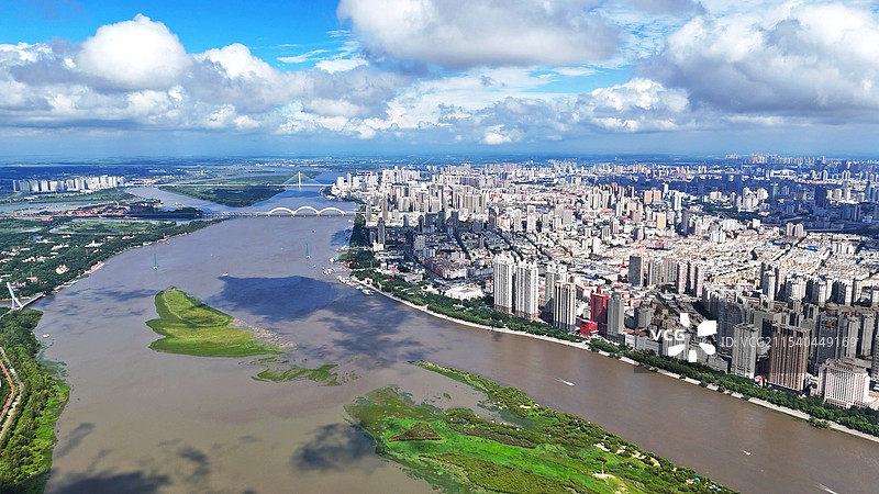 鸟瞰冰城·一江居中两岸繁荣·松花江高空航拍全景图片素材