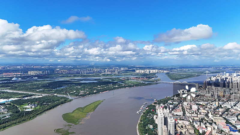 鸟瞰冰城·一江居中两岸繁荣·松花江高空航拍全景图片素材