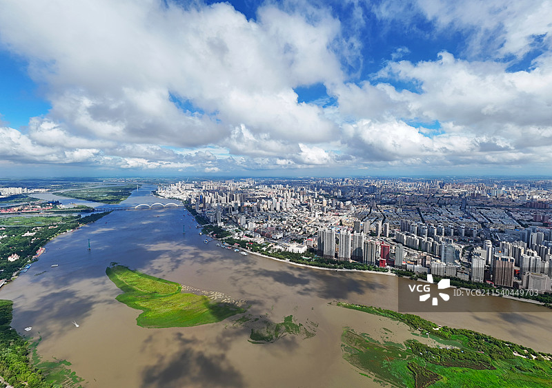 鸟瞰冰城·一江居中两岸繁荣·松花江高空航拍全景图片素材