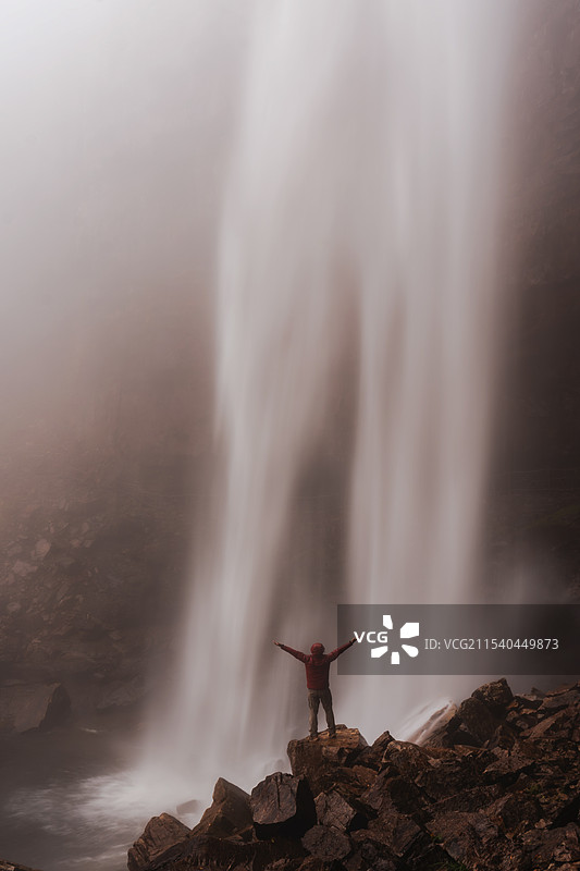 瀑雾吟怀：红衣醉石矶图片素材