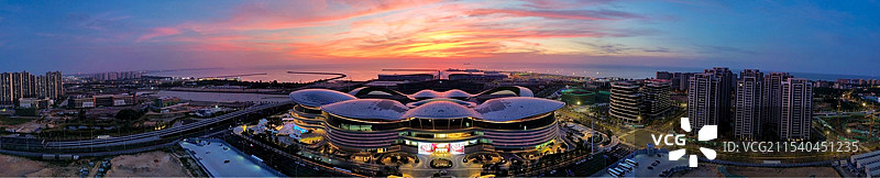 航拍绝美日落晚霞下的西海岸海口港+海口国际免税城图片素材