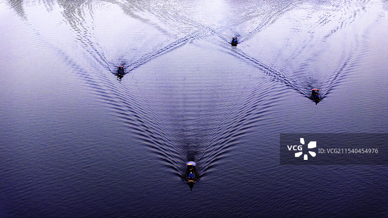 生命之舟 悠悠前行图片素材