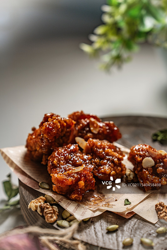 厨房里的炸鸡（琥珀酱料）图片素材