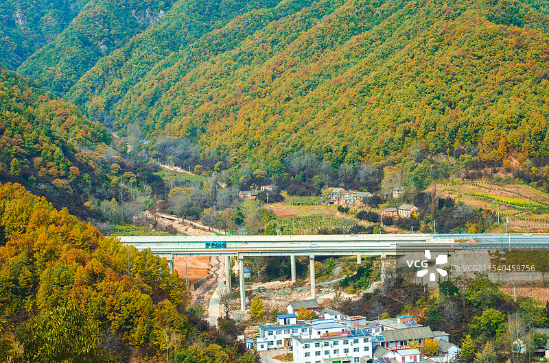 河南洛阳白云山风景区，深山中桥梁和村庄图片素材