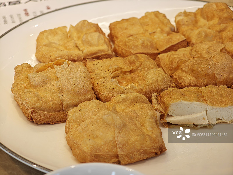 炸布仔豆腐 现代潮菜 潮汕菜 粤菜分支 中式菜肴 盘子里的食物特写 《煮海》汕头市黑珍珠餐厅图片素材