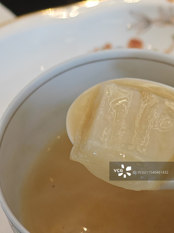 鸡汁炖花胶 鱼泡 现代潮菜 潮汕菜 粤菜分支 中式菜肴 盘子里的食物特写 《煮海》汕头市黑珍珠餐厅图片素材