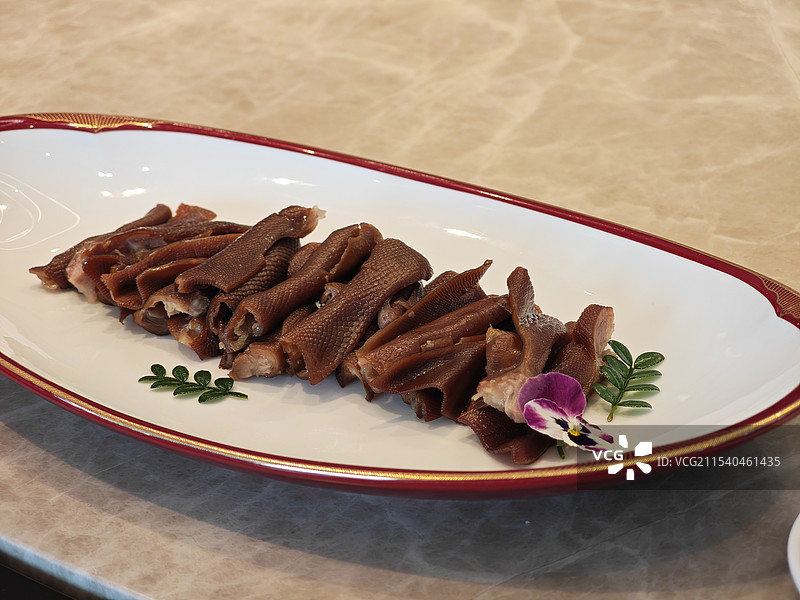 脱骨老鹅掌 现代潮菜 潮汕菜 粤菜分支 中式菜肴 盘子里的食物特写 《煮海》汕头市黑珍珠餐厅图片素材