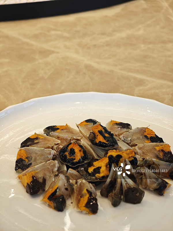 生腌成隆行金蟹 现代潮菜 潮汕菜 粤菜分支 中式菜肴 盘子里的食物特写 《煮海》汕头市黑珍珠餐厅图片素材
