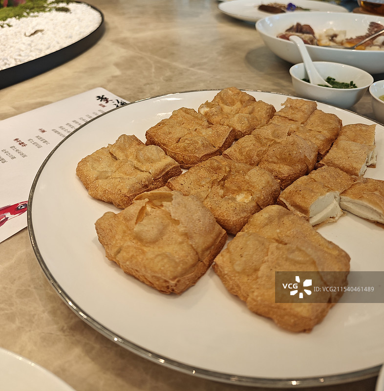 炸布仔豆腐 现代潮菜 潮汕菜 粤菜分支 中式菜肴 盘子里的食物特写 《煮海》汕头市黑珍珠餐厅图片素材