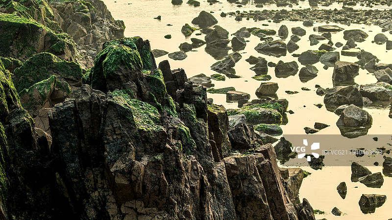 黄昏海边的礁石岩石图片素材