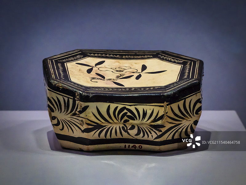 河南博物院藏金磁州窑系白地黑花花叶纹枕图片素材