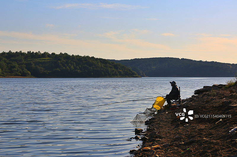 四平上三台水库的钓鱼人图片素材