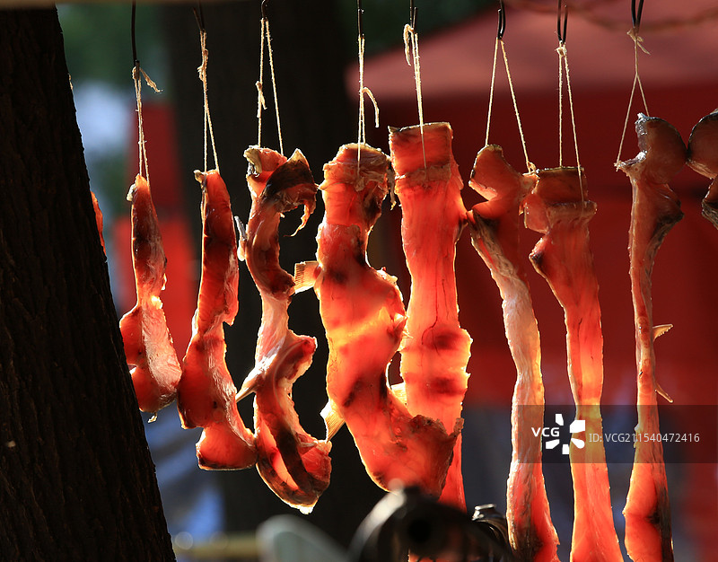 户外晾晒的鱼肉图片素材