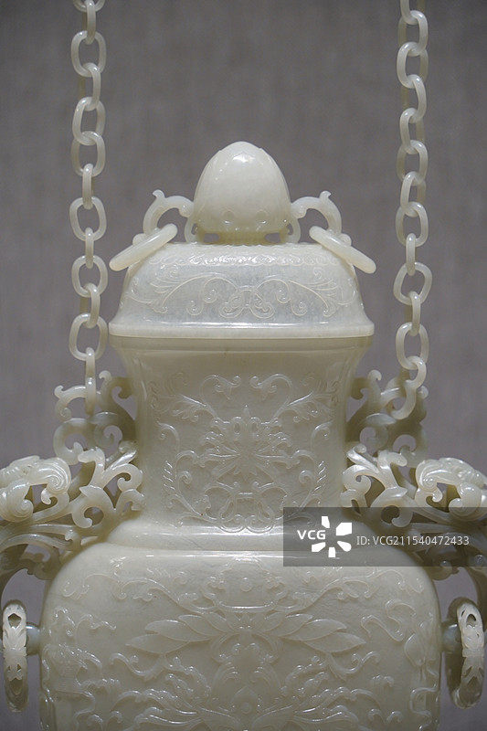 玉雕和田白玉吉祥如意福寿薄胎链条瓶手工艺活环镂空局部特写图片素材