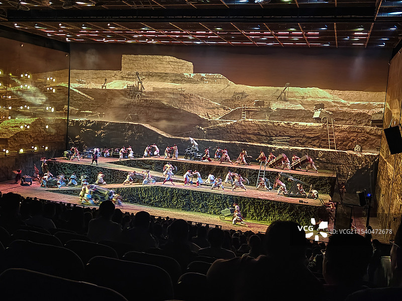 观看史诗幻境演出《赳赳大秦》的现场图片素材