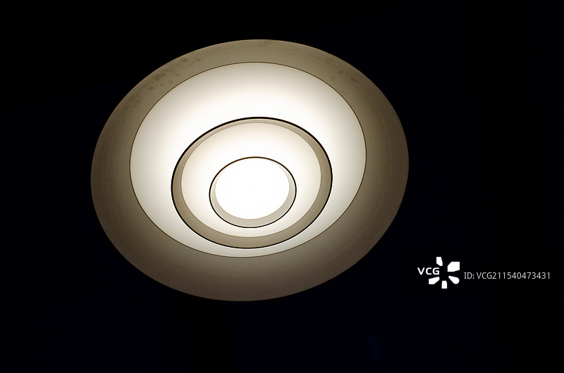 在黑暗背景下照亮的旧灯图片素材