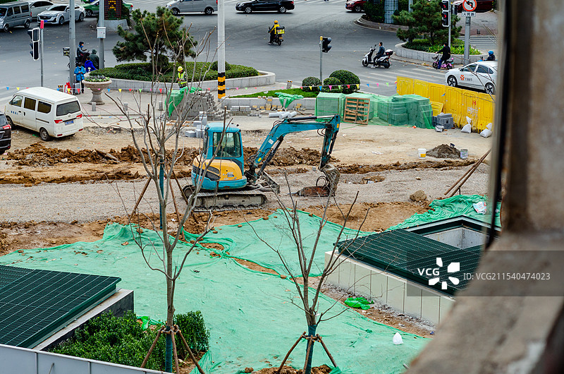 青岛地铁施工工地上的挖掘机图片素材
