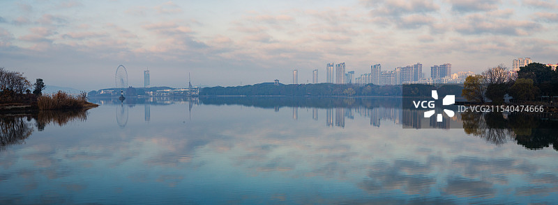 五里湖晨雾图片素材