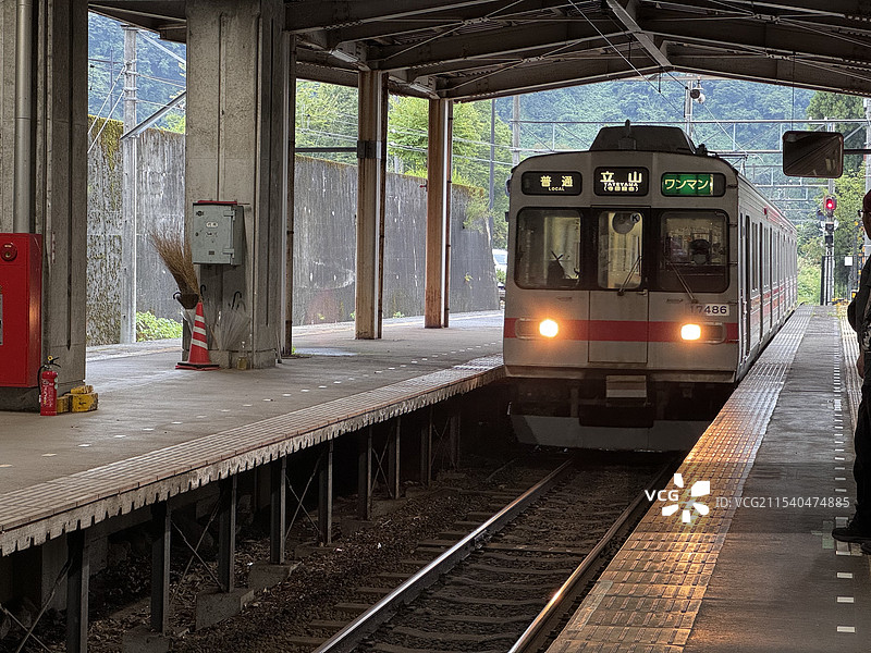 日本富山县立山黑部阿尔卑斯山脉路线立山站火车停靠站台图片素材