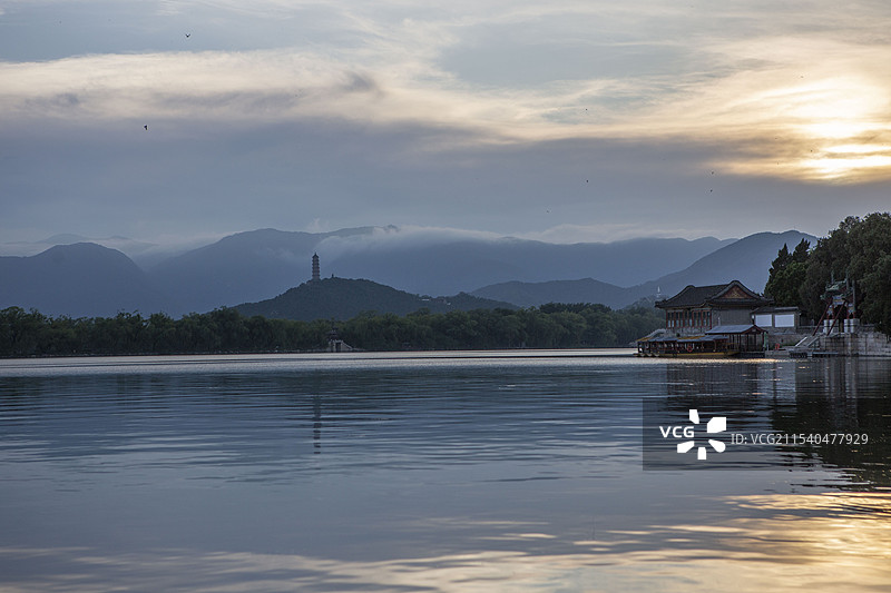 雨后北京颐和园云雾缭绕水墨画图片素材