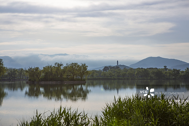 雨后北京颐和园云雾缭绕水墨画图片素材