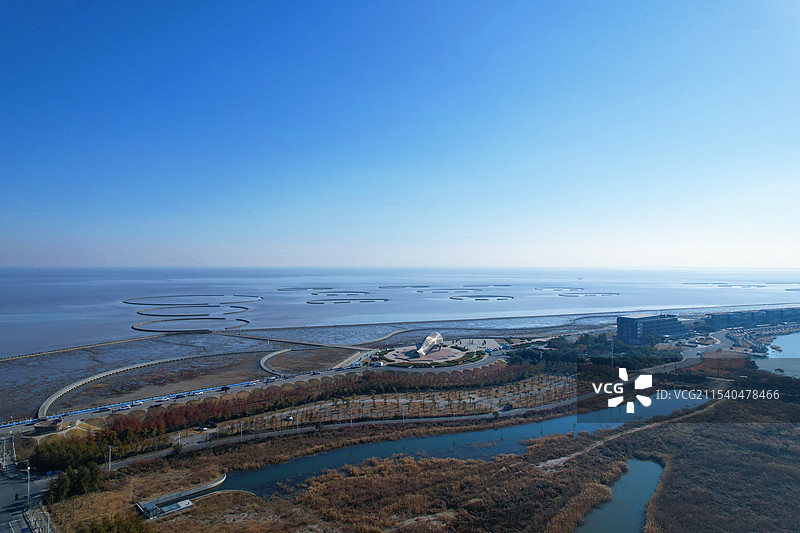上海临港新城南汇嘴观海公园航拍思南鱼地标海岸线图片素材