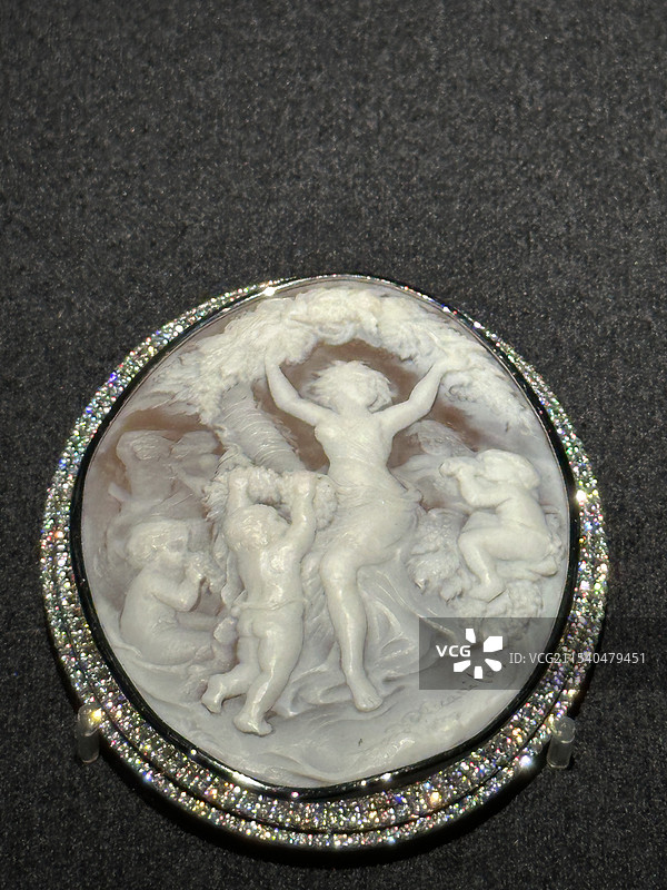 浮雕胸针，1990年，材料：贝壳、金、钻石，广东省博物馆展览的文物图片素材