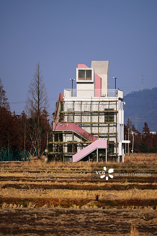 田地上的白粉色相间的建筑图片素材