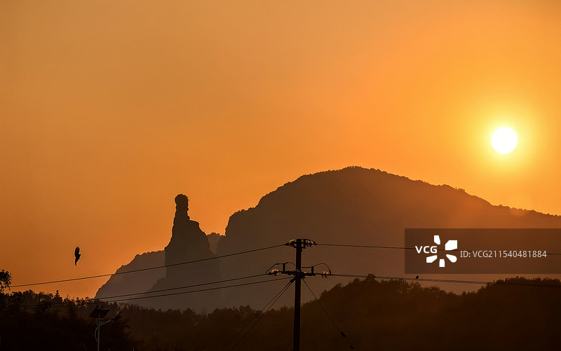 拜日—日落中的丹霞风景图片素材