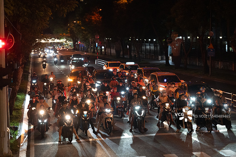 越南城市夜景，胡志明市，摩托车图片素材