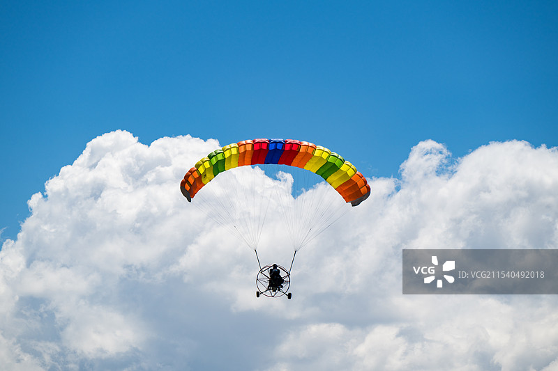 新疆赛里木湖动力滑翔伞图片素材