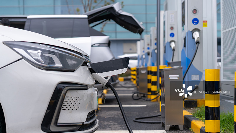 电动汽车充电站充电图片素材