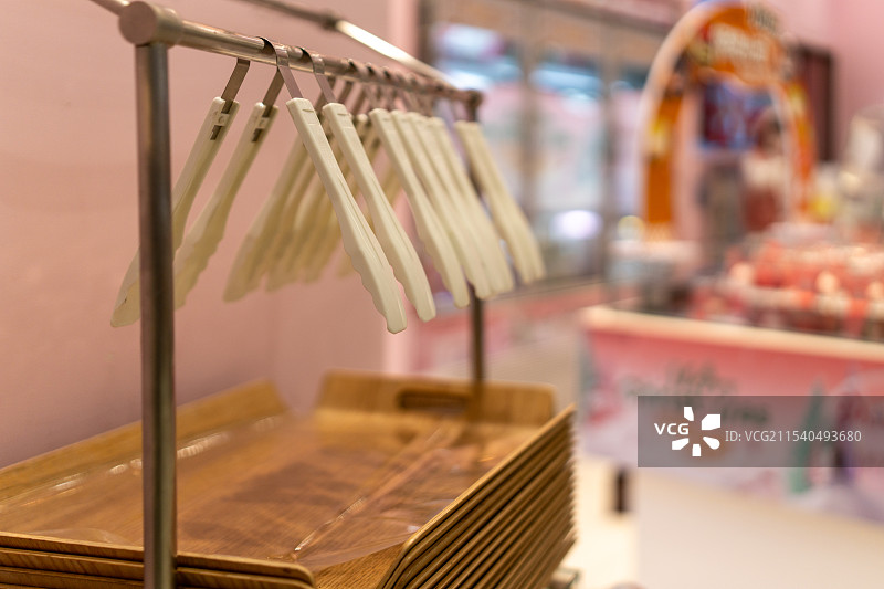 面包房木制托盘和面包夹的时尚食品展示图片素材