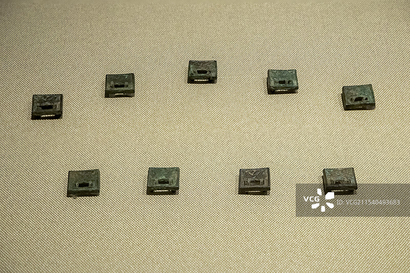 辽宁省博物馆“辽金历史文化主题文物展”：錾刻交颈雁纹银带饰（辽，阿鲁科尔沁旗博物馆藏）图片素材