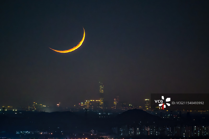 北京冬天远距离拍娥眉月落中国尊图片素材