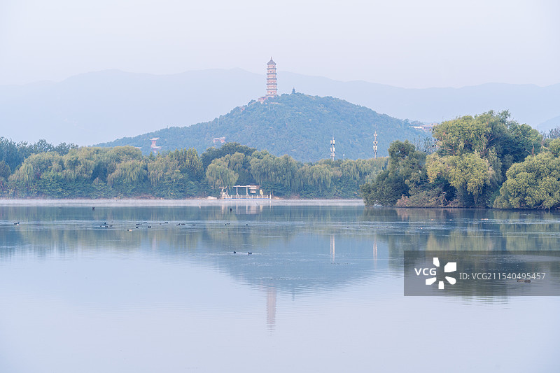 北京颐和园团城湖晨雾图片素材