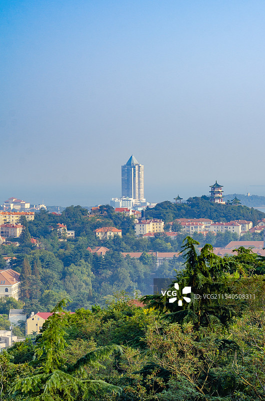 山东青岛市城市风貌，信号山上远眺小鱼山图片素材