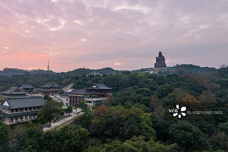 早晨的西樵山宝峰寺与南海观音像图片素材